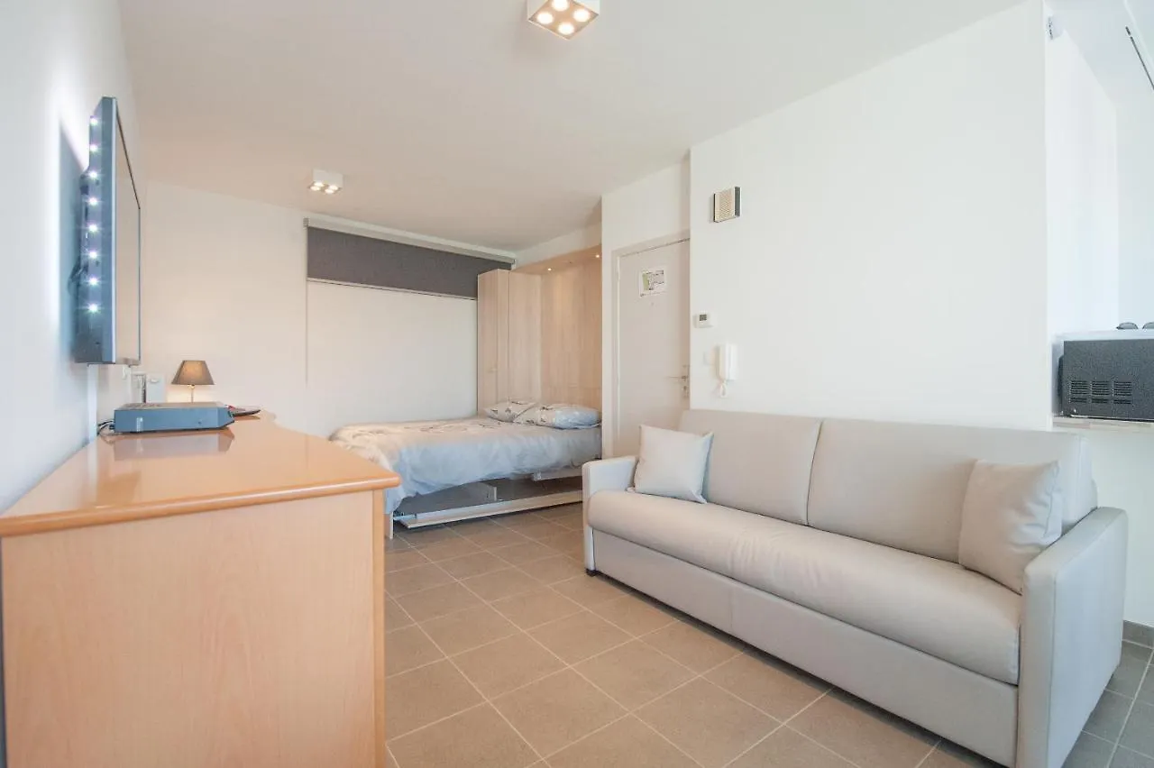 Appartement Studio met groot zonneterras centrum Oostende